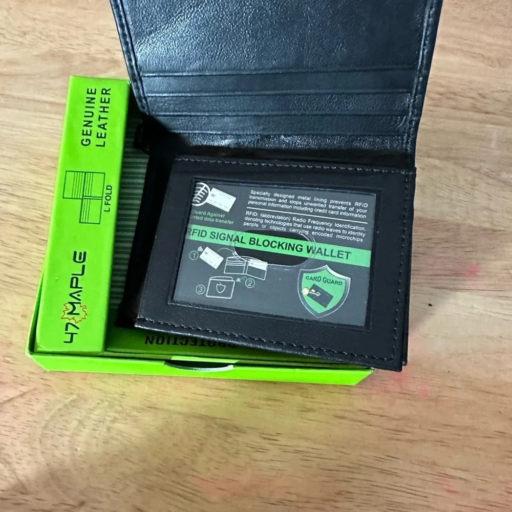47 MAPLE  Men's Genuine Leather Credit Card . New